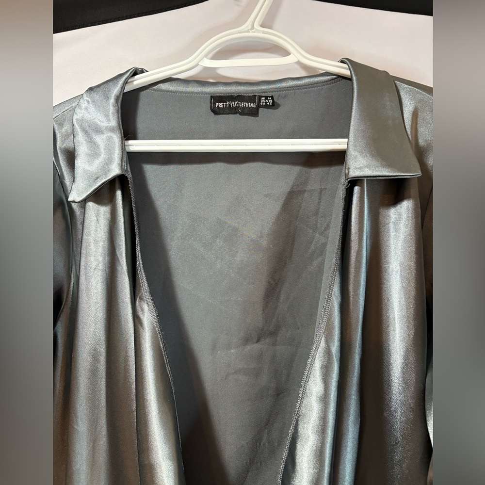 PrettyLittleThing Metallic Silver Drape Top - Picture 2 of 3
